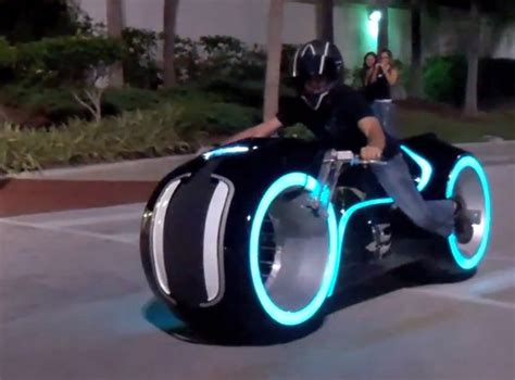 If bruce wayne can own both a supercar and a crime fighting tank, you should too. Moto do Tron na vida real - Nerd Pai
