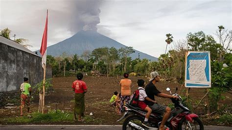 bali mt agung evacuees evade volcano in shelters