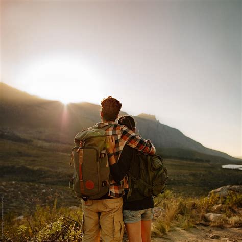 Hiking Couple Looking At A Beautiful View Del Colaborador De Stocksy
