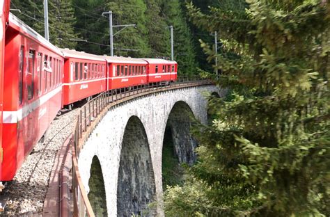 În Elveția cu trenul va prezentam trei trasee cu peisaje uluitoare
