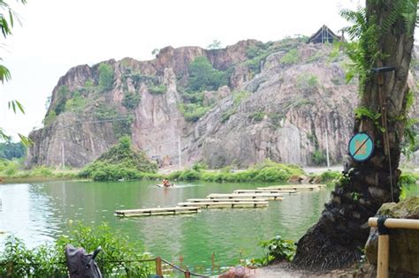 Tadom hill is quite a far place from the urban areas that offers travelers with a view of limestone hill, relaxing atmosphere and the tranquillity of turquoise spring water. 10 Gambar Tadom Hill Resorts Yang Orang Tidak Ketahui Dari ...