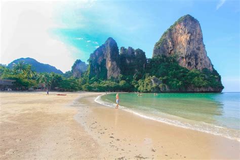 Railay village resort& spa on west railay beach is a narrow beach with surrounding by limestone cliffs accessible only by boat, golden sands, crystal clear water, sheer cliffs and tropical jungle. Railay Beach: Das Strandparadies in Krabi - PlacesofJuma