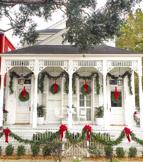 60 Stunning Christmas Front Porch Ideas Roomodeling Front Porch