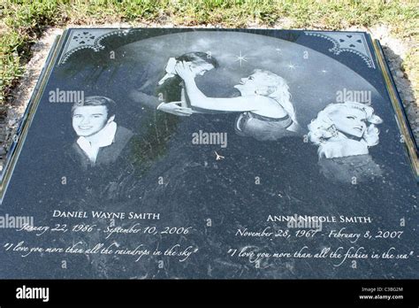 Anna Nicole Smith Nuevo Y Grave De La Fallecida Anna Nicole Smith En El