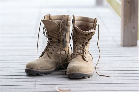 Pekerjaan membuat sepatu merupakan pekerjaan yang memiliki risiko bahaya. 9 Tips Memilih dan Membeli Sepatu Safety Sesuai Jenis ...