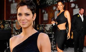 Halle Berry Bares Her Stomach In A Risqu Cut Out Dress As She Receives Top Fragrance Award