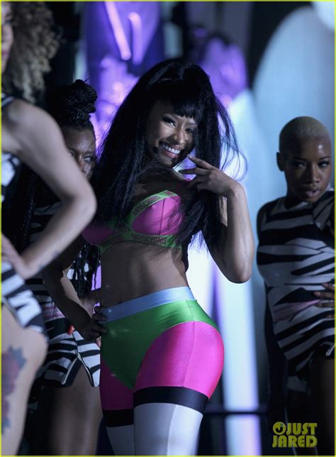 Nicki Minaj Shows Off Killer Curves In Neon Spandex Photo 3382363