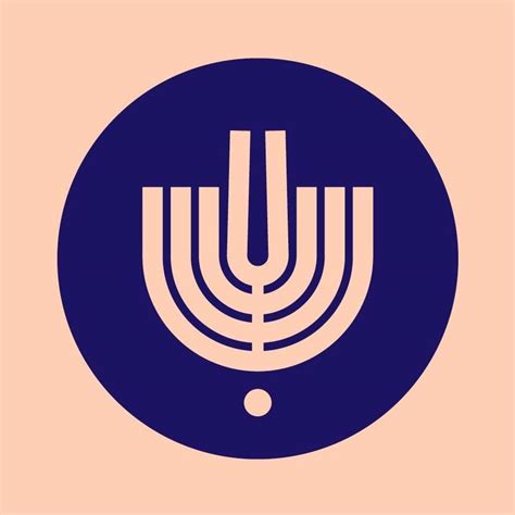 משפחה חרדית שחיה בשכונה חרדית בירושלים מתמודדת עם אהבה, אובדן וקשיי עקיבא מתאבל על אימו יחד עם אביו, שולם שטיסל. ‫שטיסל - שיר סיום פרק 14 עונה 2 | Facebook‬