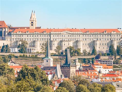 De monumentale praagse burcht uit 880 is het grootste kasteelcomplex ter wereld en de bekendste attractie van de stad. Praagse burcht bezoeken: praktische info & tips + tickets ...