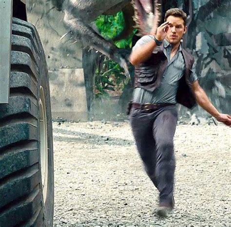 When the massive creature escapes, chaos erupts across the island. Owen run | Jurassic world 2015, Jurassic world, Jurassic park