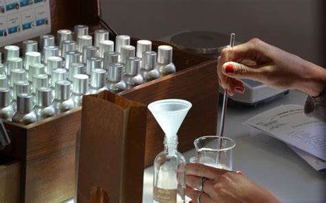 Le métier de journaliste recouvre une grande diversité de fonctions : Fabrication du parfum - Le métier de parfumeur - La Parisienne