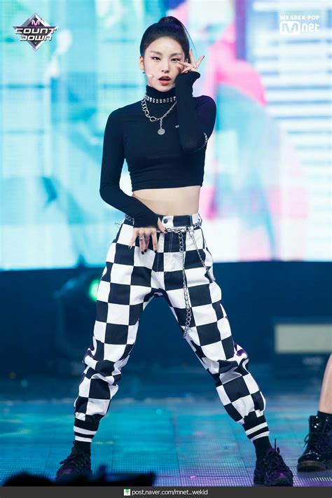 Pin By Xxaoxx On Yeji Kpop Outfits Hipster Outfits Dance Outfits