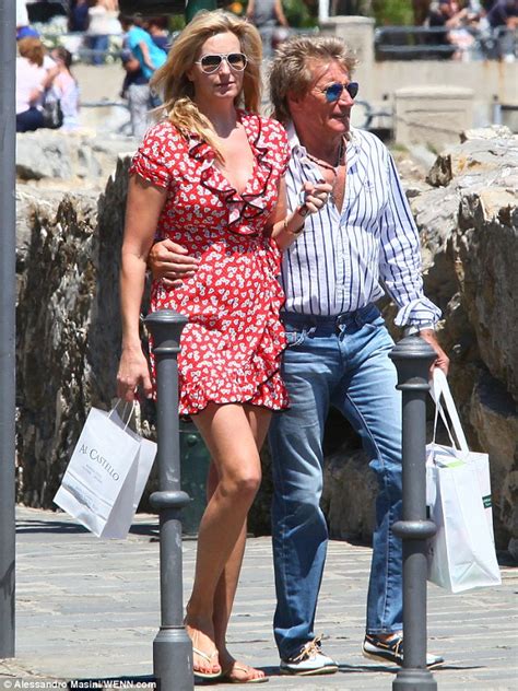 Penny Lancaster Shows Off Her Long Legs In Tiny Miniskirt As Rod