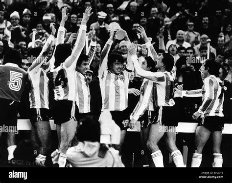 World Cup Final 1978 Holanda Vs Argentina Daniel Passarella Levanta El Trofeo De Argentina