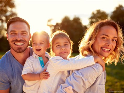 O sofilmestorrent.net tem o prazer de compartilhar o filme uma família de dois nas melhores qualidade de vídeo e áudio. A família foi criada por Deus para ser a base da sociedade