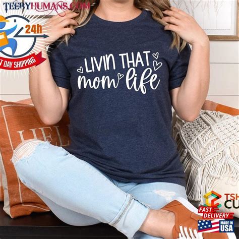 Living That Mom Life T Shirt Mothers Day T Idea Classic Sweatshirt