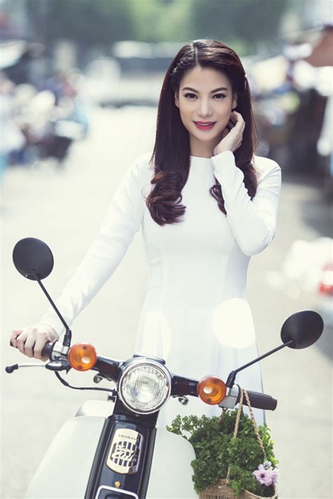 Với cả năm nay ngôn ngữ nhật lấy bao nhiêu chỉ tiêu vậy ạ. Trương Ngọc Ánh thướt tha áo dài trên phố chiều | VTV.VN