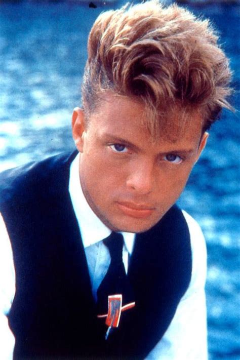 La sobrina de luis miguel ya es todo una mujer y a sus 23 años ha demostrado que heredó la belleza de su abuela marcela basteri, y que sorprendentemente guarda un parecido con la intérprete de 'amor a primera vista', quien hace unos días se comprometió con christian nodal. Luis Miguel | Imagenes de luis miguel, Luis miguel fotos ...