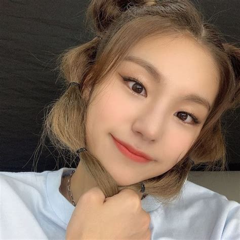 В её глазах / behind her eyes. Itzy Yeji Eye Makeup em 2020 | Meninas coreanas, Garotas ...