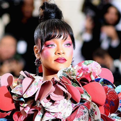 Rihannas Makeup Artist Uses Facial Oil To Help Her Skin Glow Teen Vogue