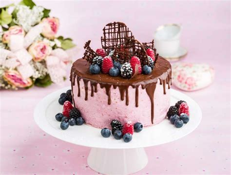 Etwas butter für die form. Muttertagskuchen mit Buttercreme, frischen Früchten und ...