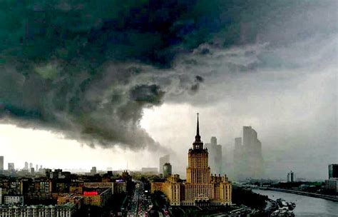 At Least 2 Dead in Biggest Storm to Hit Moscow in 90 Years