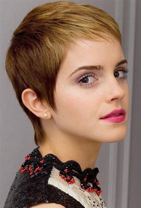 Just scoop the sides of your hair back, twist them, and pin them on top of one another straight across your. 40 Classic Short Hairstyles For Round Faces - The WoW Style