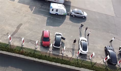The biggest benefit to the supercharging network is that it allows tesla drivers to go. Sieť Tesla Supercharger povolila nabíjanie iným značkám ...