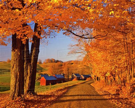 Usa Vermont South Woodstock Scenic Of Road And Jenne Farm Stock