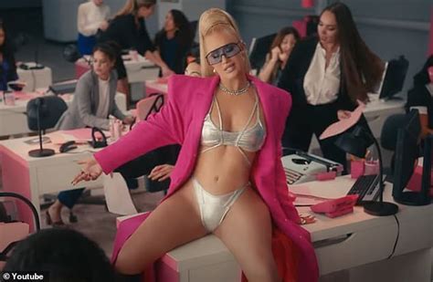 Iggy Azalea Poses Naked In Nothing But Diamonds And Raps About