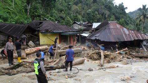 Banjir Bandang Dan Tanah Longsor Di Sebagian Sumatera Sedikitnya Meninggal