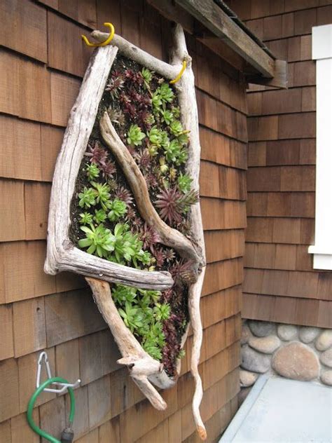 Outdoor diy & décor ideas for the summer from dozens of creative youtubers! Outdoor Wall Decor ideas with wood , plants and lights