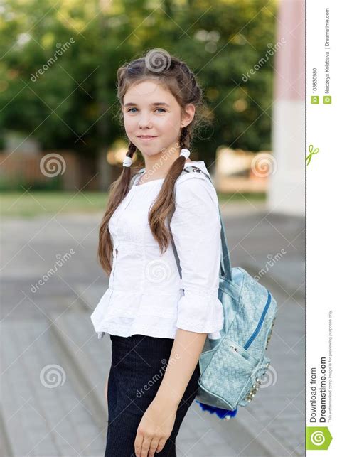 Schönes Schulmädchen In Der Schuluniform Mit Einem Rucksack Am Sc
