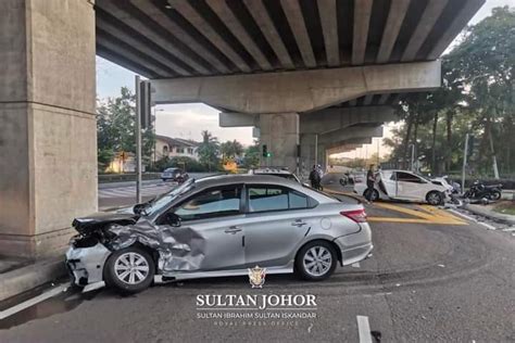 Kemalangan kereta di jalan tun abdul razak, dekat depan kampung kastam menghala pusat bandaraya pada hari ini. Pasukan perubatan peribadi Sultan Johor bantu mangsa ...