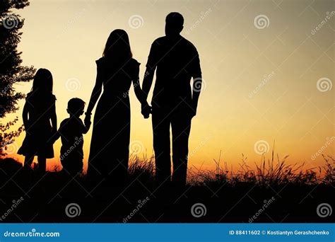 Schattenbild Einer Glücklichen Familie Mit Kindern Stockfoto Bild Von
