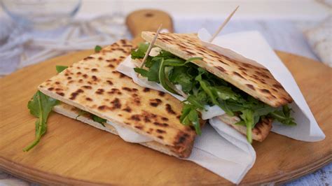 Decorare con i fiori di zucca. Piadina con insalata, fiori di zucca e gamberi | La ...