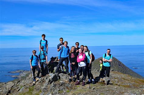 A slightly exposed traverse is equipped with fixed ropes difference in level: Dronningruta i Øksnes — Turer og aktiviteter — Vesterålen ...