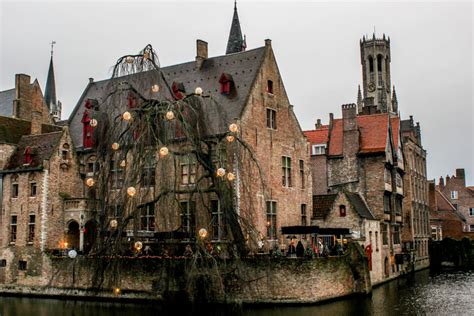 Brujas fue declarada en 2002 como capital europea de la cultura, es un título conferido por el parlamento europeo a una o dos ciudades europeas arquitectura. Viajar a Brujas, un cuento de hadas hecho realidad
