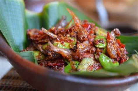 Sambal adalah istilah besar yang dalam kuliner indonesia merujuk pada saus pedas. Sambal Terasi Pete Dan Teri | Sambal, Cooking recipes, Diah didi kitchen