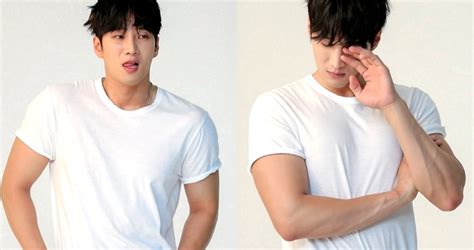 로멜로 루카쿠 새 여자친구 피지컬. 흰 티셔츠 하나 걸치고 터질 것 같은 '어깨선+힘줄' 과시한 ...