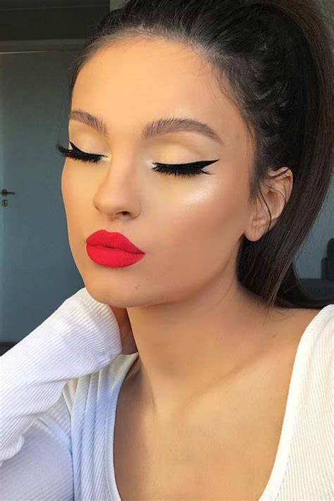 23 Glam Makeup Looks To Wear For The Holidays In 2020 Page 2 Of 2