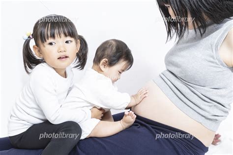 妊娠したお母さんの大きなお腹を触る幼い女の子 妊娠妊婦親子家族愛幸せイメージ 写真素材 5837634 フォトライブラリー Photolibrary