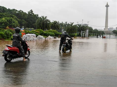 Dampak Ekonomi Corona dan Banjir, Mana Lebih Parah?  Tagar