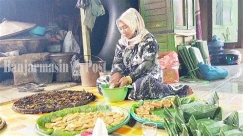 Siomai adalah salah satu jenis dim sum.dalam bahasa mandarin, makanan ini disebut shaomai, sementara dalam bahasa kanton disebut siu maai.dalam dialek beijing, makanan ini juga ditulis sebagai 燒麥, dan juga dibaca shaomai. Kuliner Kalsel, Hj Ida Lupina Keluarga Perintis Kue Apam ...