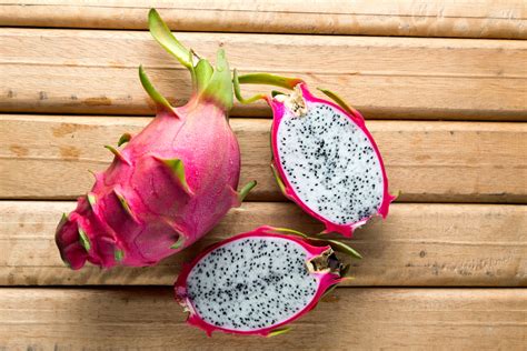 Cuando hayas regado tu cactus no olvides retirar el agua que quede en el plato situado en la parte inferior. Diferencias entre la pitaya y pitahaya | Gourmet de México