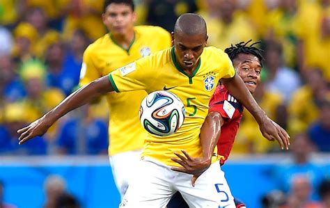 He made his 36 million dollar fortune with brazil, manchester city, shakhtar donetsk. Fernandinho prega união e quer título dedicado a Neymar ...