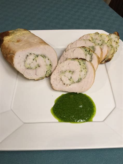 La salsa che si forma a fondo cottura possiamo. Rotolo di tacchino | Arrosto al forno da servire freddo