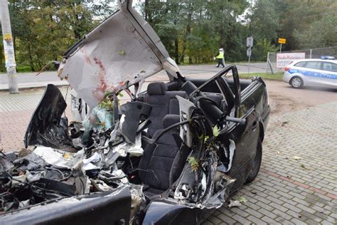 Wraz z początkiem wakacji policja uruchomiła interaktywną mapę polski, która każdego dnia aktualizowana będzie o wypadki drogowe ze skutkiem śmiertelnym. Koszmarny wypadek 18-latka. Wjechał w drzewo, ciężko ranny ...