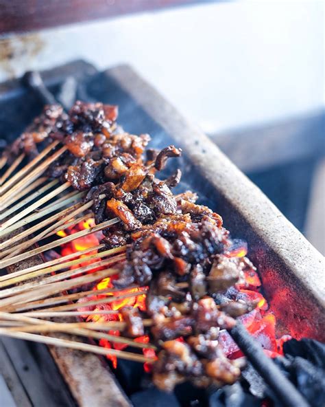 Sate maulana yusuf juga menyediakan sate sapi, sate ayam, dan aneka makanan berkuah dari daging kambing, sapi dan ayam. Santap Sate Kere di 4 Lokasi di Jogja, Harga Murah Rasa Meriah