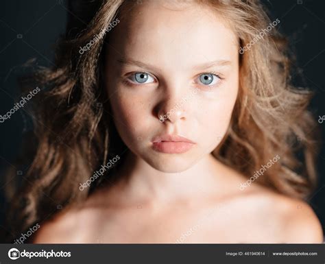 Nettes Kleines Mädchen Nackte Schultern Dunkler Hintergrund Schönes Gesicht Nahaufnahme